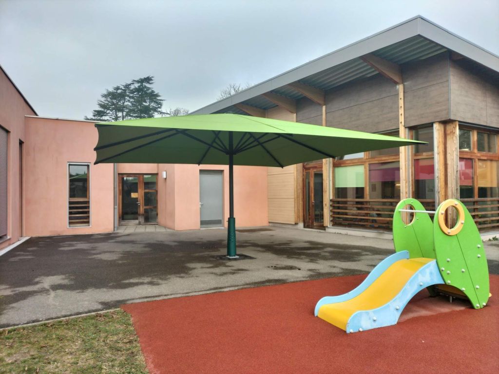 Parasol pour école ; parasol pour crèche ; parasols Lyon; parasol ouest Lyonnais