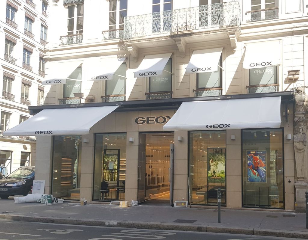 Store banne enseigne ; store magasin Lyon ; store avec LOGO