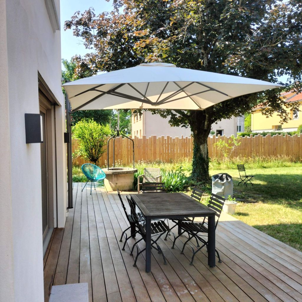 Parasol à pied déporté ; parasol Lyon ; parasol Bourg en Bresse